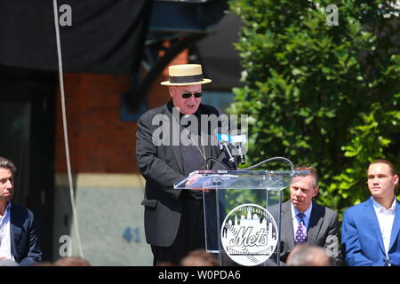 NEW YORK NEW YORK - 27 giugno: il Cardinale Timothy Dolan M. parla nel corso di una cerimonia in onore di Mets Hall of Famer Tom Seaver al di fuori del campo di Citi in corona, nuovo Foto Stock