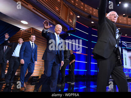 Miami, Florida, Stati Uniti d'America. Il 27 giugno, 2019. Democratico i candidati presidenziali dibattito sulla seconda notte in Miami. Democratico i candidati presidenziali (L) Andrew Yang, South Bend, Indiana Sindaco Pete Buttigieg, ex US vice-presidente Joe Biden, E DEGLI STATI UNITI Il Sen. Bernie Sanders (D-VT). Credito: Paul Hennessy/Alamy Live News Foto Stock