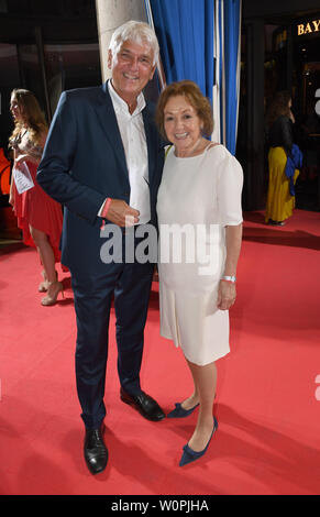 Monaco di Baviera, Germania. Il 27 giugno, 2019. Achim Rohnke, Managing Director di film e TV a società di produzione Bavaria Film GmbH e Elisabeth Wicki-Endriss sono in piedi sul tappeto rosso del partito di apertura al Bayerischer Hof di Monaco di Baviera Film Festival che si svolgerà dal 27.06.2019 al 06.07.2019. Credito: Felix Hörhager/dpa/Alamy Live News Foto Stock