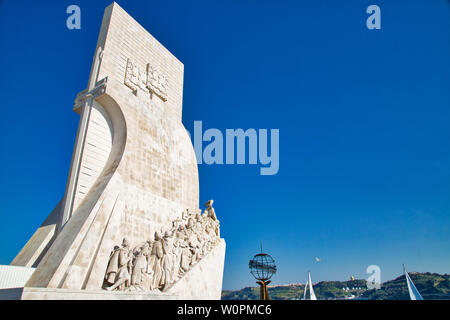 Lisbona, Portogallo - 17 Maggio 2019: il Monumento delle Scoperte (Padrao dos Descobrimentos) sulla riva settentrionale del fiume Tago Foto Stock