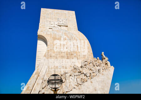 Lisbona, Portogallo - 17 Maggio 2019: il Monumento delle Scoperte (Padrao dos Descobrimentos) sulla riva settentrionale del fiume Tago Foto Stock