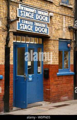 Coward Theatre e Wyndham's Theatre stage porte Foto Stock