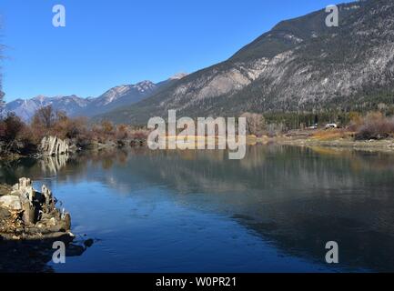 I resti di ormeggi di steamboat stop sul Columbia River, a Spillamacheen, BC, Canada Foto Stock