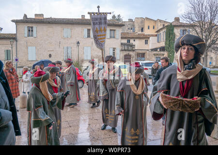 Uzes, Francia: 20 gennaio 2019: Il 2019 Uzes Sagra del tartufo, al Place aux Herbes dove persone celebrano, gusto, acquistare e conoscere il tartufo Foto Stock