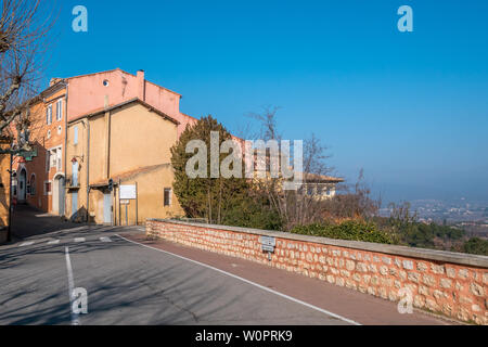 Roussillon, Francia - 22 Gennaio 2019: le case e gli edifici con facciata di colore ocra con pulito cielo blu come sfondo Foto Stock