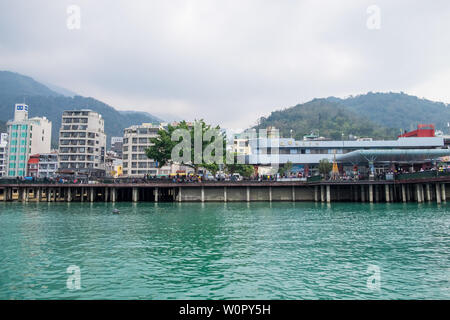 Nantou, Taiwan - 01 Mar 2019: Paesaggio di Sole Luna Lago. Sole Luna Il lago è molto famoso lago di Taiwan per la sua bellezza e il suo fiore di ciliegio Foto Stock