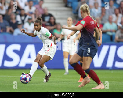 Le Havre, Francia. Il 27 giugno, 2019. Nikita Parris (L) dell'Inghilterra passa la palla durante i quarti tra Inghilterra e Norvegia al 2019 FIFA Coppa del Mondo Femminile a Le Havre, in Francia, il 27 giugno 2019. In Inghilterra ha vinto 3-0. Credito: Cheng Tingting/Xinhua/Alamy Live News Foto Stock