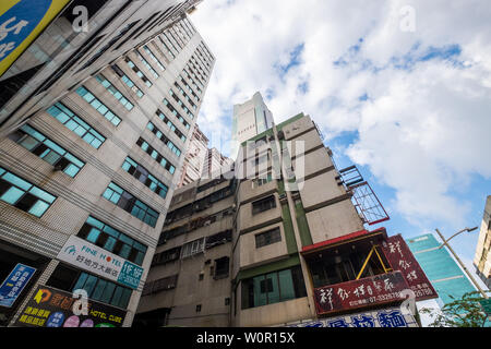 Kaohsiung, Taiwan - 03 Mar 2019: Paesaggio urbano della città di Kaohsiung al mattino Foto Stock