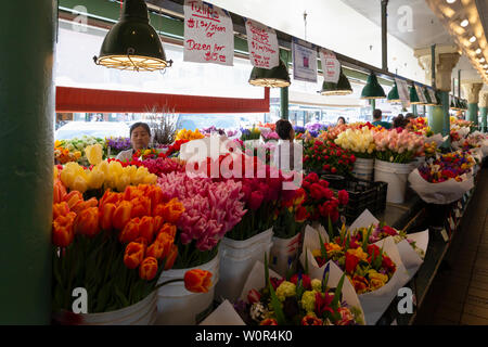 Stati Uniti d'America, USA, Seattle, Washington, Pike Place, 10 maggio 2019. Il display di coloratissimi fiori freschi all'interno dell'edificio del mercato pubblico. Foto Stock