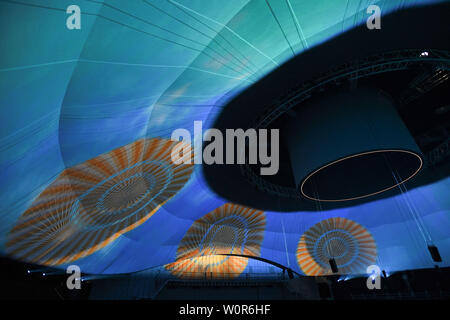 Giugno 27, 2019 - Pasadena, California, Stati Uniti d'America - una vista generale del teatro della cupola lunare per l'Apollo 11 Anteprima media evento presso il Rose Bowl a Pasadena, in California. (Credito Immagine: © Billy Bennight/ZUMA filo) Foto Stock