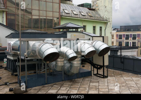 Impianto di climatizzazione e ventilazione di un edificio residenziale situato sul tetto di un edificio Foto Stock
