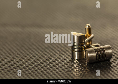 Una coppia di gemelli su sfondo scuro Foto Stock