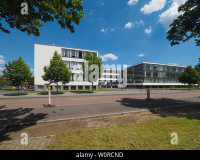 DESSAU, Germania - circa giugno 2019: Il Bauhaus scuola d arte iconico Edificio progettato dall'architetto Walter Gropius nel 1925 Foto Stock