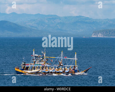 Maasim, Filippine - 23 Maggio 2019: Outrigger tonno barca da pesca in mare in Maasim, Sarangani Provincia delle Filippine. Questa nave trasporta s Foto Stock