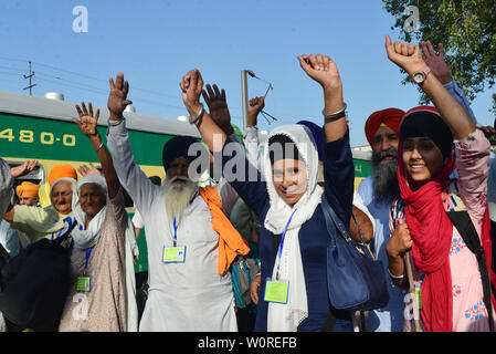 Lahore, Pakistan. Il 27 giugno, 2019. La religione Sikh indiani pellegrini arrivati a Lahore Stazione ferroviaria via treno da India attraverso Wagah Border come essi venuti ad assistere centottantesimo morte anniversario del Maharaja Ranjeet Singh a Lahore il 27 giugno 2019. 413 Sikh indiani pellegrini sono attesi in Pakistan per celebrare il centottantesimo morte anniversario del Maharaja Ranjit Singh, leader dell'impero Sikh. Maharaja Ranjeet Singh, che era un ex righello Sikh del regno Punjab regione sotto dominazione coloniale britannica. Credito: Rana Sajid Hussain/Pacific Press/Alamy Live News Foto Stock