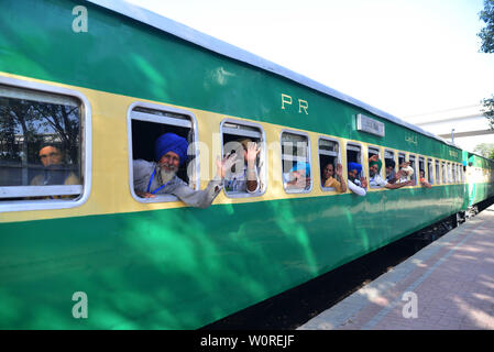 Lahore, Pakistan. Il 27 giugno, 2019. La religione Sikh indiani pellegrini arrivati a Lahore Stazione ferroviaria via treno da India attraverso Wagah Border come essi venuti ad assistere centottantesimo morte anniversario del Maharaja Ranjeet Singh a Lahore il 27 giugno 2019. 413 Sikh indiani pellegrini sono attesi in Pakistan per celebrare il centottantesimo morte anniversario del Maharaja Ranjit Singh, leader dell'impero Sikh. Maharaja Ranjeet Singh, che era un ex righello Sikh del regno Punjab regione sotto dominazione coloniale britannica. Credito: Rana Sajid Hussain/Pacific Press/Alamy Live News Foto Stock