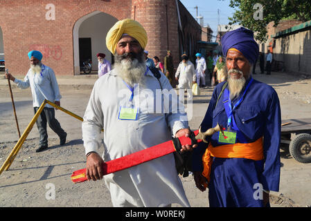 Lahore, Pakistan. Il 27 giugno, 2019. La religione Sikh indiani pellegrini arrivati a Lahore Stazione ferroviaria via treno da India attraverso Wagah Border come essi venuti ad assistere centottantesimo morte anniversario del Maharaja Ranjeet Singh a Lahore il 27 giugno 2019. 413 Sikh indiani pellegrini sono attesi in Pakistan per celebrare il centottantesimo morte anniversario del Maharaja Ranjit Singh, leader dell'impero Sikh. Maharaja Ranjeet Singh, che era un ex righello Sikh del regno Punjab regione sotto dominazione coloniale britannica. Credito: Rana Sajid Hussain/Pacific Press/Alamy Live News Foto Stock