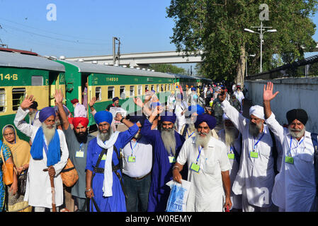 Lahore, Pakistan. Il 27 giugno, 2019. La religione Sikh indiani pellegrini arrivati a Lahore Stazione ferroviaria via treno da India attraverso Wagah Border come essi venuti ad assistere centottantesimo morte anniversario del Maharaja Ranjeet Singh a Lahore il 27 giugno 2019. 413 Sikh indiani pellegrini sono attesi in Pakistan per celebrare il centottantesimo morte anniversario del Maharaja Ranjit Singh, leader dell'impero Sikh. Maharaja Ranjeet Singh, che era un ex righello Sikh del regno Punjab regione sotto dominazione coloniale britannica. Credito: Rana Sajid Hussain/Pacific Press/Alamy Live News Foto Stock