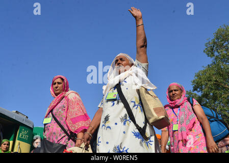 Lahore, Pakistan. Il 27 giugno, 2019. La religione Sikh indiani pellegrini arrivati a Lahore Stazione ferroviaria via treno da India attraverso Wagah Border come essi venuti ad assistere centottantesimo morte anniversario del Maharaja Ranjeet Singh a Lahore il 27 giugno 2019. 413 Sikh indiani pellegrini sono attesi in Pakistan per celebrare il centottantesimo morte anniversario del Maharaja Ranjit Singh, leader dell'impero Sikh. Maharaja Ranjeet Singh, che era un ex righello Sikh del regno Punjab regione sotto dominazione coloniale britannica. Credito: Rana Sajid Hussain/Pacific Press/Alamy Live News Foto Stock