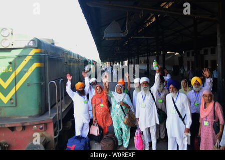 Lahore, Pakistan. Il 27 giugno, 2019. La religione Sikh indiani pellegrini arrivati a Lahore Stazione ferroviaria via treno da India attraverso Wagah Border come essi venuti ad assistere centottantesimo morte anniversario del Maharaja Ranjeet Singh a Lahore il 27 giugno 2019. 413 Sikh indiani pellegrini sono attesi in Pakistan per celebrare il centottantesimo morte anniversario del Maharaja Ranjit Singh, leader dell'impero Sikh. Maharaja Ranjeet Singh, che era un ex righello Sikh del regno Punjab regione sotto dominazione coloniale britannica. Credito: Rana Sajid Hussain/Pacific Press/Alamy Live News Foto Stock