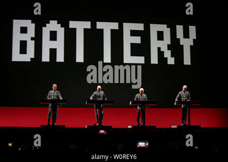 Roma, Italia. Il 27 giugno, 2019. I Kraftwerk in concerto al Teatro Romeno di Ostia Antica a Roma. Credito: Daniela Franceschelli/Pacific Press/Alamy Live News Foto Stock