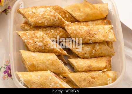 Frittelle farcite in un contenitore per alimenti. Deliziosi pancake prima colazione Foto Stock