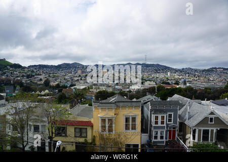 Vista aerea del case, le automobili. Cityscape, strade e mountians di San Francisco in Potrero Hill quartiere con power-Linee e macchine parcheggiate su stree Foto Stock