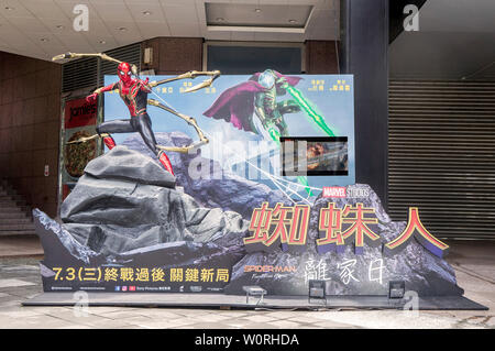 Taipei, Taiwan - 27 Giugno 2019: Pubblicità decorazione per il film 'Uomo Ragno: lontano da casa e la visualizza all'aperto per promuovere il film. Foto Stock