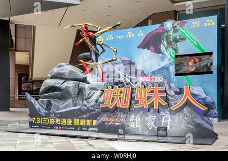 Taipei, Taiwan - 27 Giugno 2019: Pubblicità decorazione per il film 'Uomo Ragno: lontano da casa e la visualizza all'aperto per promuovere il film. Foto Stock