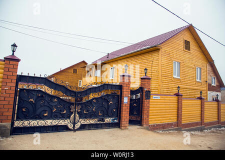 Russia, Olihon island, il lago Baikal, piccola città piccola città, street, fatiscente, veicoli, neve e neve montagne, cartelli stradali, barche, congelate, permafrost, neve e ghiaccio, naufragio Foto Stock