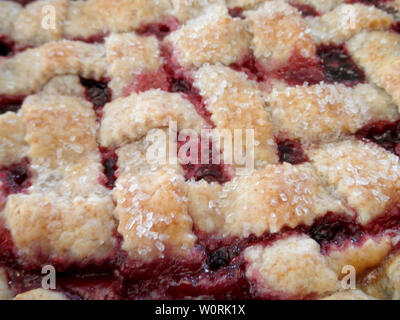 Close-up di torta di ciliegie e design di reticolo con lo zucchero. Foto Stock