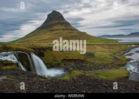 La riflessione della montagna Kirkjufell, uno di Islanda iconico tourisitic destinazioni, nel buio, la luce del tramonto. Snaefellsnes peninsula, Islanda Foto Stock