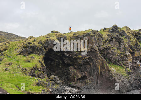 Londrangar scogliere di basalto in Islanda, Snaefellsnes Peninsula sulla costa atlantica. Nero paesaggio vulcanico con pinnacoli di roccia Foto Stock