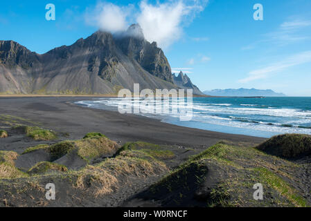 Paesaggio islandese, la vista della montagna Vestrahorn sulla penisola Stokksnes vicino all'Oceano Atlantico. Hofn, Islanda Foto Stock