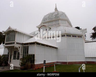 San Francisco - Giugno 15, 2013: ingresso al Conservatorio di fiori in San Francisco, la California in un giorno di nebbia. Golden Gate Park di epoca vittoriana Foto Stock