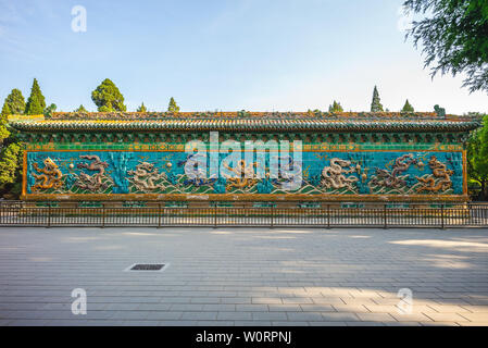 Parete Nine-Dragon al Parco Beihai, Pechino, Cina Foto Stock