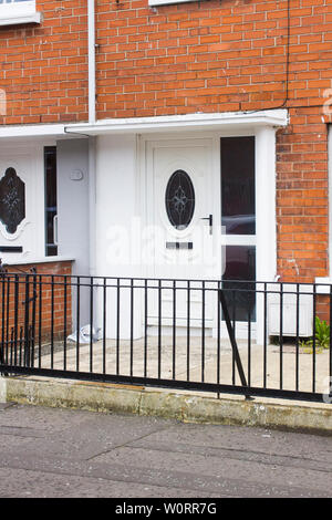 Un esempio di un ben mantenuto metà terrazza casa costruita a Belfast negli anni cinquanta come parte del post guerra sociale lo sviluppo di alloggiamento. Foto Stock