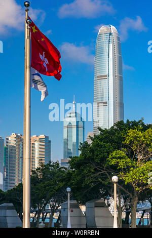 Cinese e Hong Kong bandiere, Wanchai, Hong Kong SAR, Cina Foto Stock