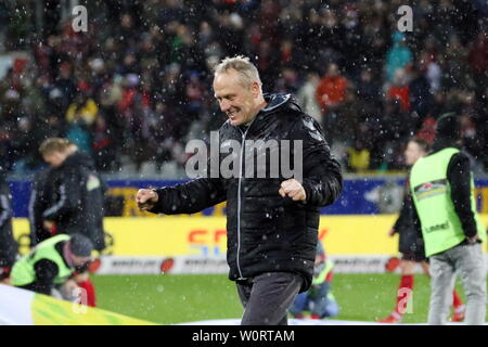 Befreiender Jubel nach Schlußpfiff dem: Trainer Christian Streich (Freiburg) 1. BL: 17-18 - 19. Spieltag - SC Freiburg vs. RB Leipzig Foto Stock