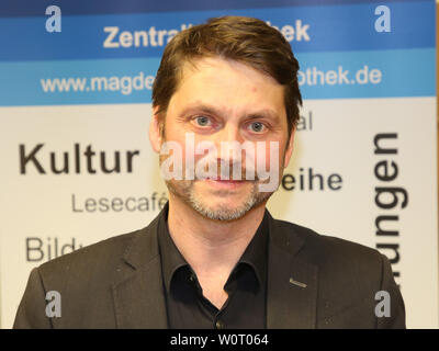 Buchautor Andreas Speit bei einer Buchlesung in der Stadtbibliothek Magdeburg am 13.02.2018 Foto Stock