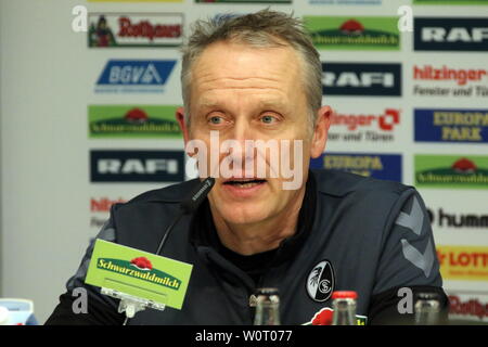 Trainer Streich cristiana (Freiburg) bei Pressekonferenz / PK 1. BL: 17-18 -23. Spieltag - Freiburg vs. Bremen Foto Stock