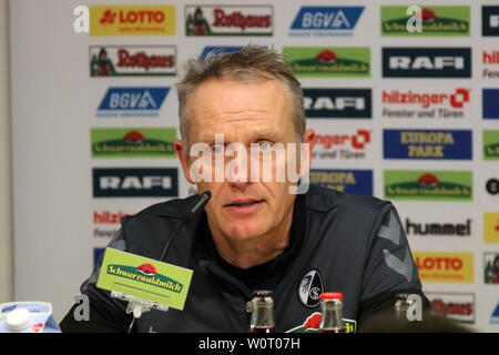 Trainer Streich cristiana (Freiburg) bei Pressekonferenz / PK 1. BL: 17-18 -23. Spieltag - Freiburg vs. Bremen Foto Stock