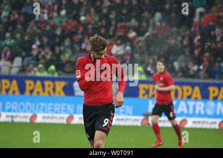 Lucas Höler (Freiburg) putzt den Mund ab, 1. BL: 17-18 -23. Spieltag - Freiburg vs. Bremen Foto Stock