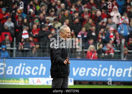 In Rage an der Seitenliniie: Trainer Christian Streich (Freiburg), 1. BL: 17-18 -23. Spieltag - Freiburg vs. Bremen Foto Stock