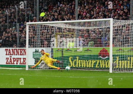 Torwart Jiri Pavlenka (SV Werder Bremen) liegt in der falschen Ecke, der Elfer von Nils Petersen (Freiburg) im Netz - 1. BL: 17-18 -23. Spieltag - Freiburg vs. Bremen Foto Stock