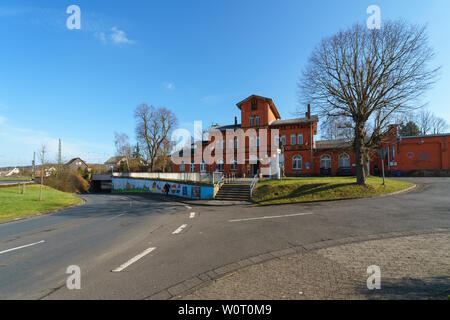 NEUSTADT (Assia), Germania - 18 febbraio 2018: architettura tipica e gli edifici della città vecchia. Stazione ferroviaria. Foto Stock