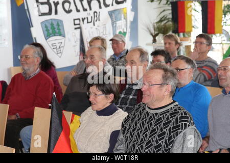 Anspannung bei den ventole, während Benedikt Doll am Schießstand steht - Olympia- Public Viewing in Breitnau beim Staffelrennen der Herren Foto Stock