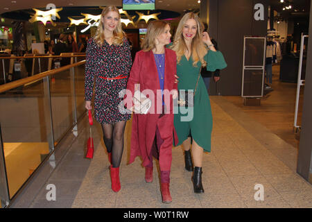 Tanja Buelter, Tina Ruland und Xenia Seeberg, Late Night Party Shopping, Hamburger Meile Einkaufszentrum, Amburgo, 03.03.2018 Foto Stock