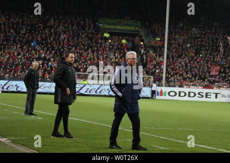 Jupp Heynckes (Bayern München) an der Seitenlinie, hinter ihm verfolgt Trainer Streich cristiana (Freiburg) das Geschehen - 1. BL: 17-18 - 25. Spieltag SC Friburgo - Bayern München Foto Stock