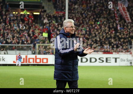 Trainerlegende Jupp Heynckes (Bayern München) hatte wie hier beim Treffer zum 4:0 allen Grund zur Freude. 1. BL: 17-18 - 25. Spieltag SC Friburgo - Bayern München Foto Stock